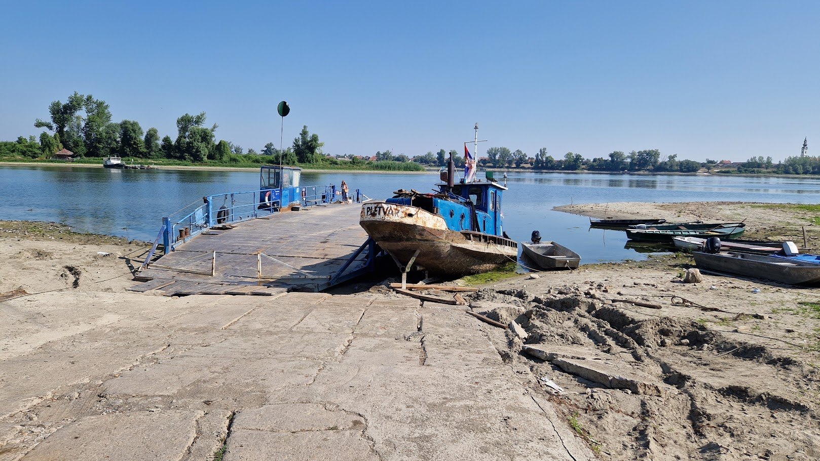 Пристаниште скеле у Беочину при ниском водостају; преко реке Футог