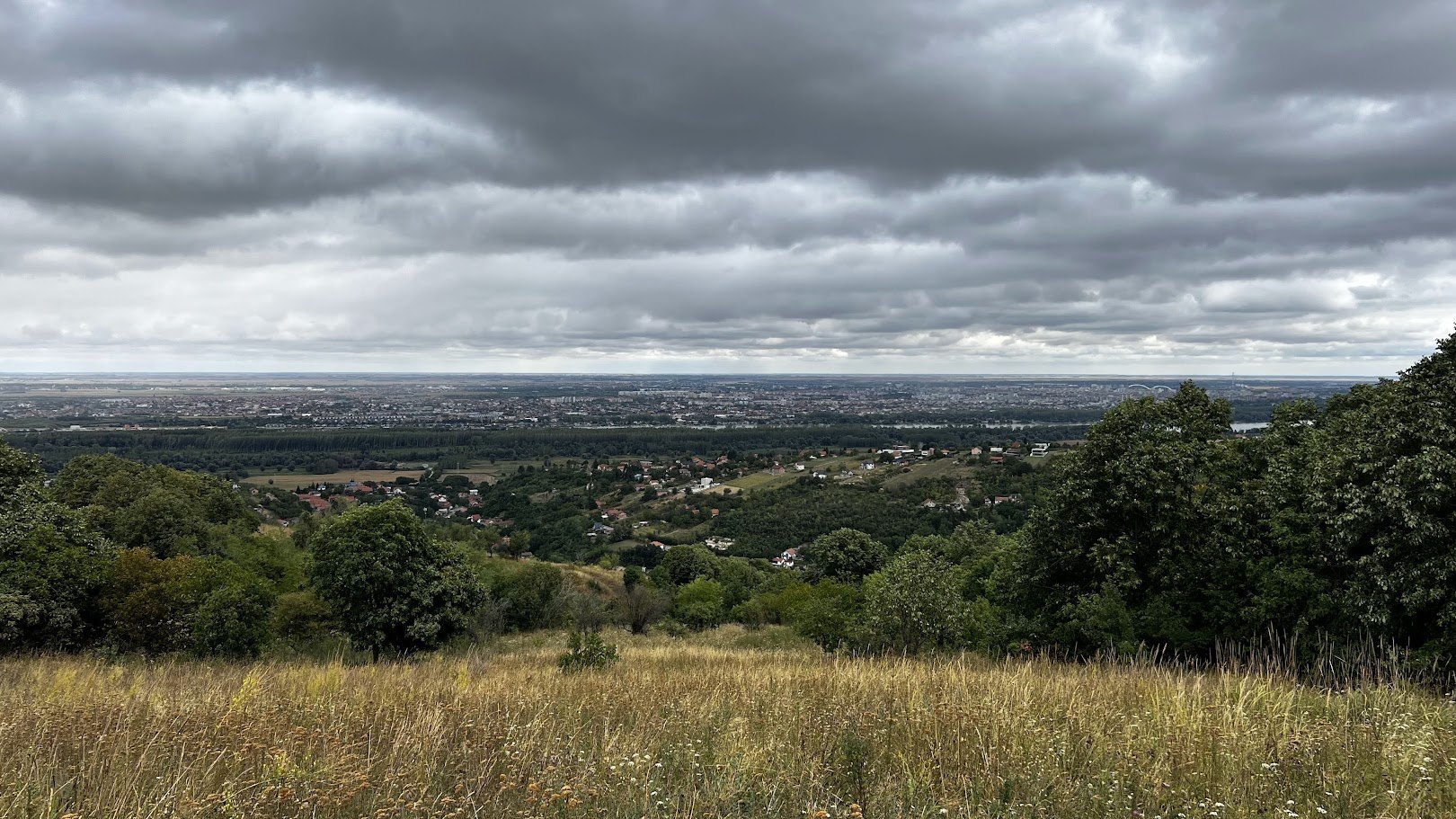 Gewitterwolken über Novi Sad und der Donau, gesehen von der Wiese über Rakovac