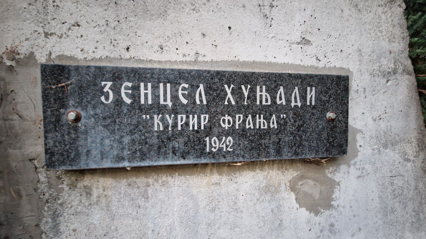 Plaque: "Zencel Hunjadi, courier Franja, 1942"