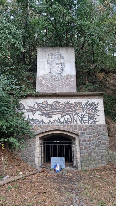 Mosaik mit Titos Porträt und den Worten „Druže Tito, mi ti se kunemo“ über dem Stolleneingang