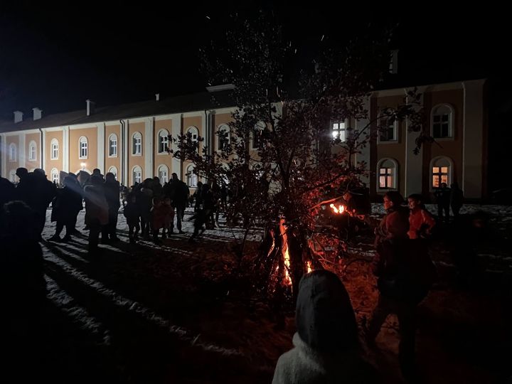 Badnji dan, 6. Januar: das Badnjak-Feuer vor dem Kloster Rakovac am orthodoxen Heiligabend