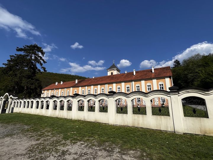 Kloster Rakovac im Sommer hinter seiner weißen Mauer mit schmiedeeisernen Gittern