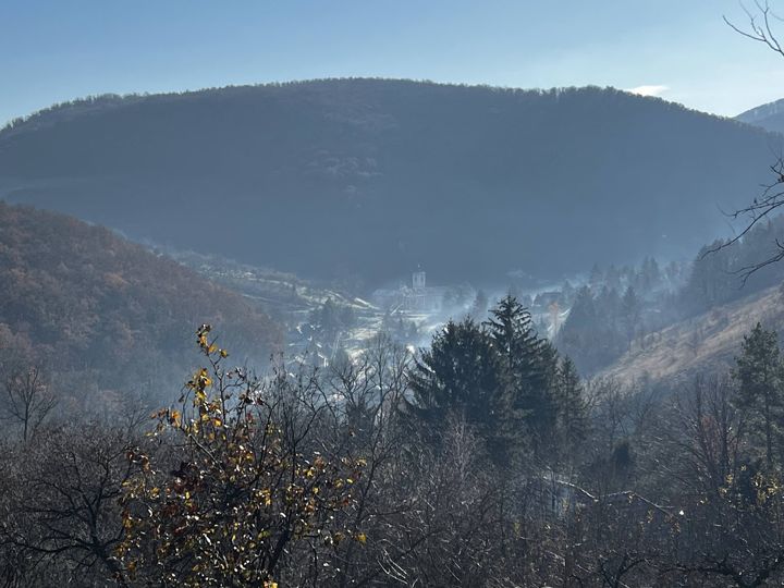 Dunst im Tal von Stari Rakovac, in der Mitte das Kloster
