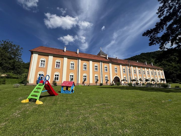Kloster Rakovac im Sommer: der lange Wohntrakt (Konak) und die Wiese davor