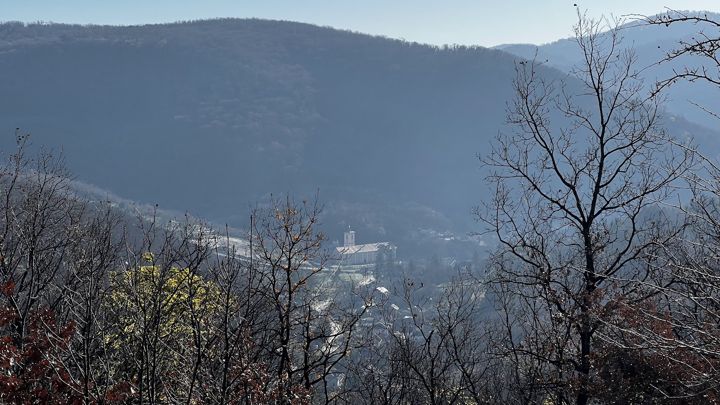 Kloster Rakovac in seinem Tal, von den Hügeln aus an einem dunstigen Wintertag