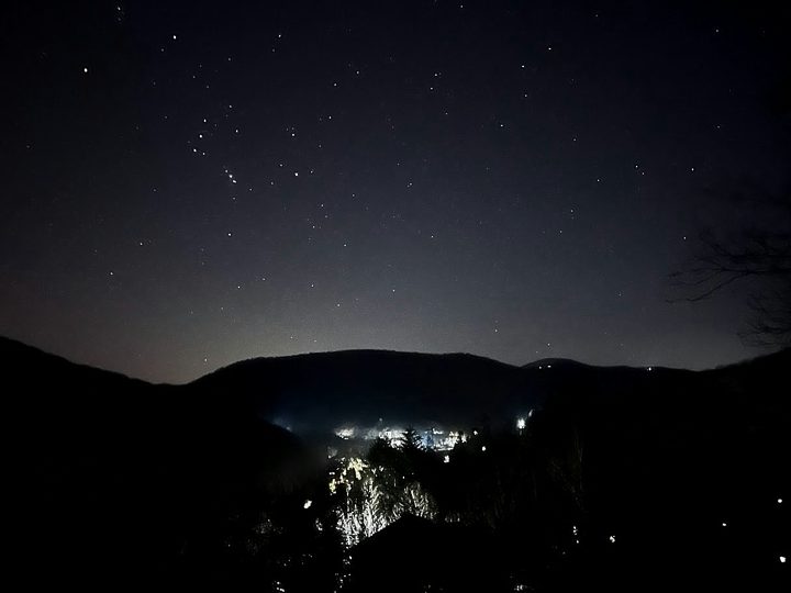 Nachthimmel über dem Tal von Rakovac, unten die Lichter von Stari Rakovac