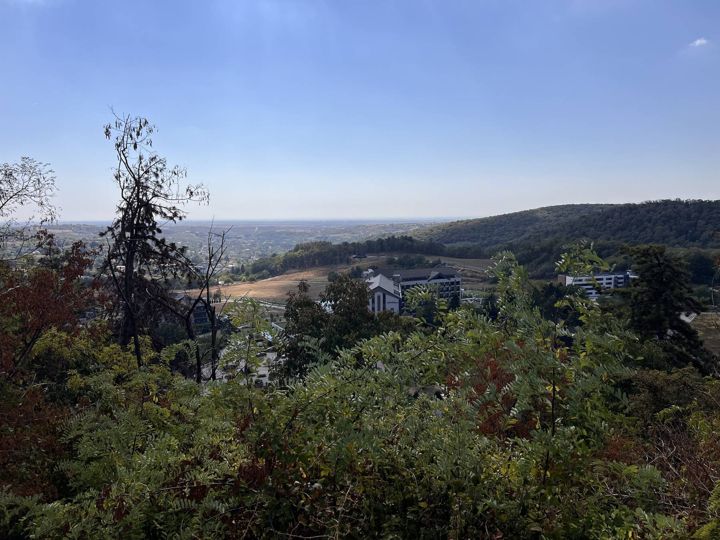 Blick vom Turmhügel über Vrdnik und das Resort Fruške Terme in die Ebene von Srem