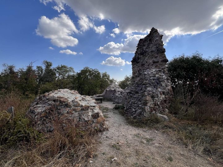 Reste der Festungsmauern am Vrdnik-Turm